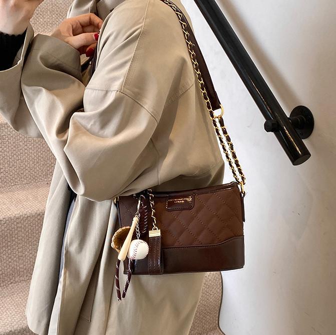 Bolso pequeño con hilo de bordado de diamante de fuego súper caliente femenino 2024 nuevo bolso de mensajero de un solo hombro de cadena salvaje