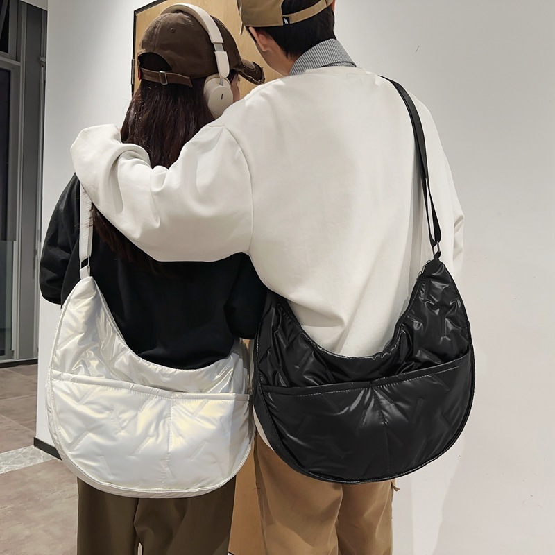 Retro capacious one-shoulder bag