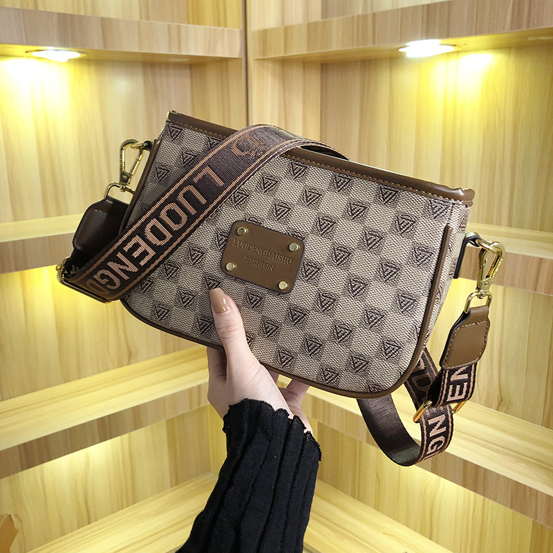 Women's bags 2023 new style versatile printed armpit bag Internet celebrity temperament high-end single shoulder crossbody bag small square bag_voghion.com