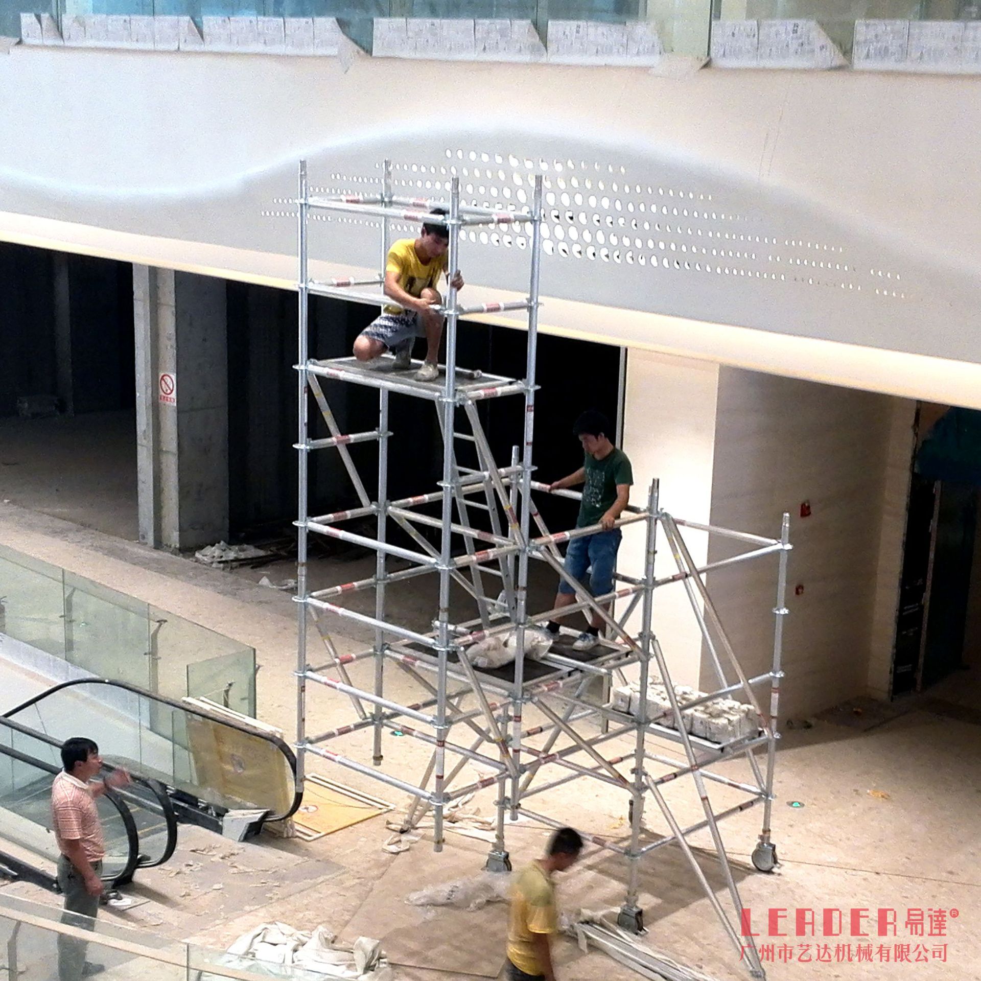 走廊外悬空搭建装饰检修作业平台 推荐易达盘扣式铝架系统 可移动