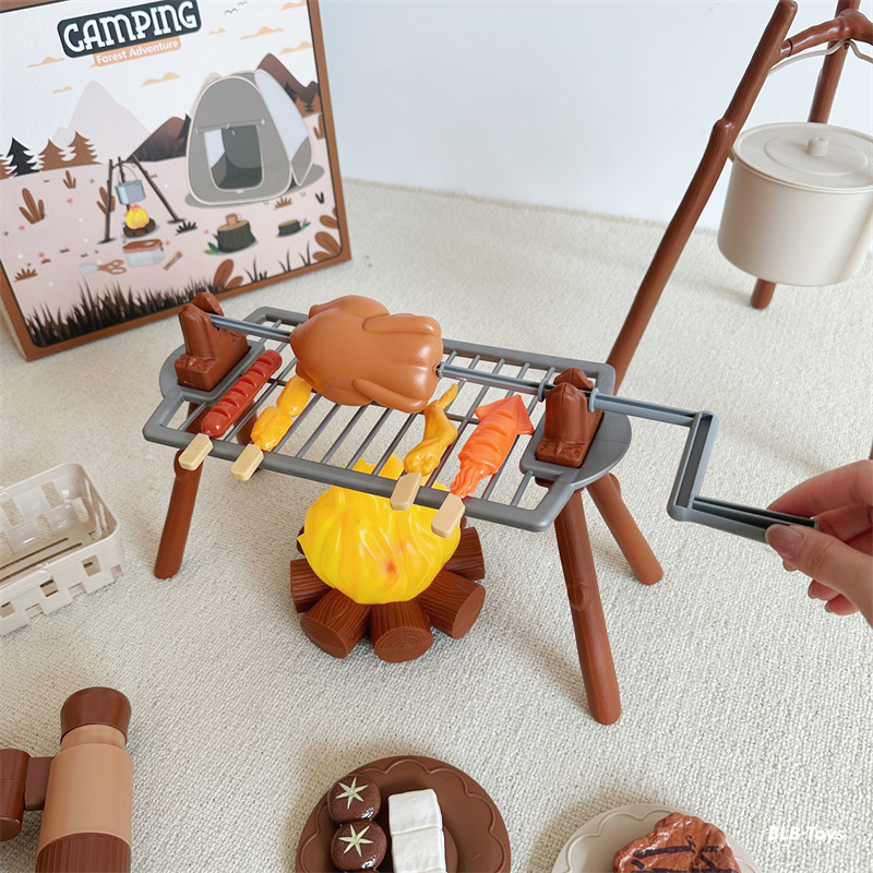 国境を越えた子供たちがキャンプをしているテントの炊飯食器室内の屋外キャンプを探検して虫を捕るバーベキューゲーム屋