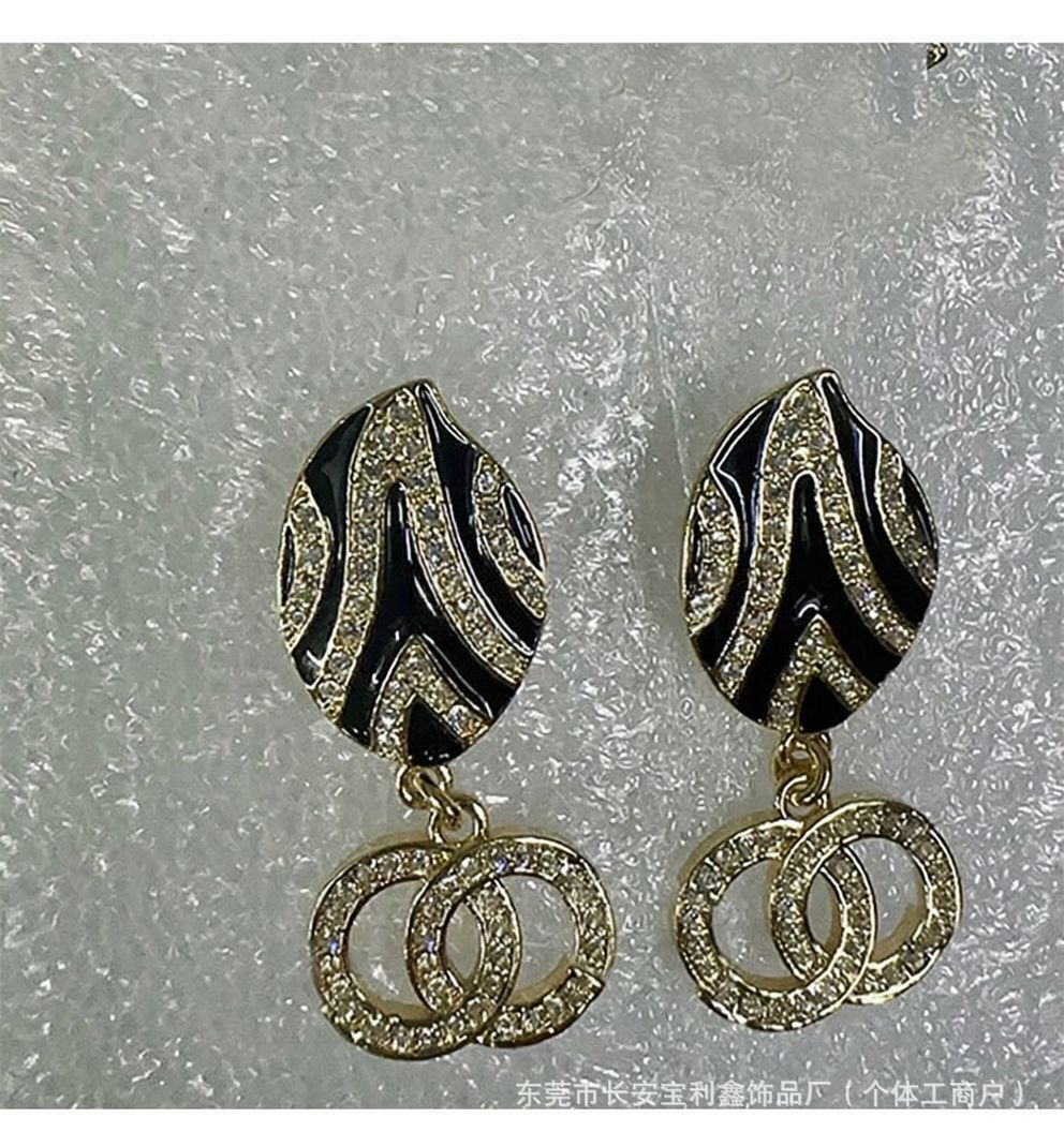 Cross-border Chanel-style brooch with a high-end, light-luxury feel, black and white enamel, rhinestones, three-dimensional petal flower brooch, wholesale from manufacturer
