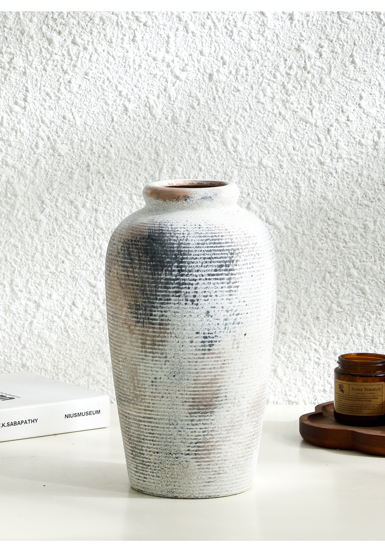 Vintage keramikvas i wabi-sabi stil för vardagsrumsdekoration_voghion.com