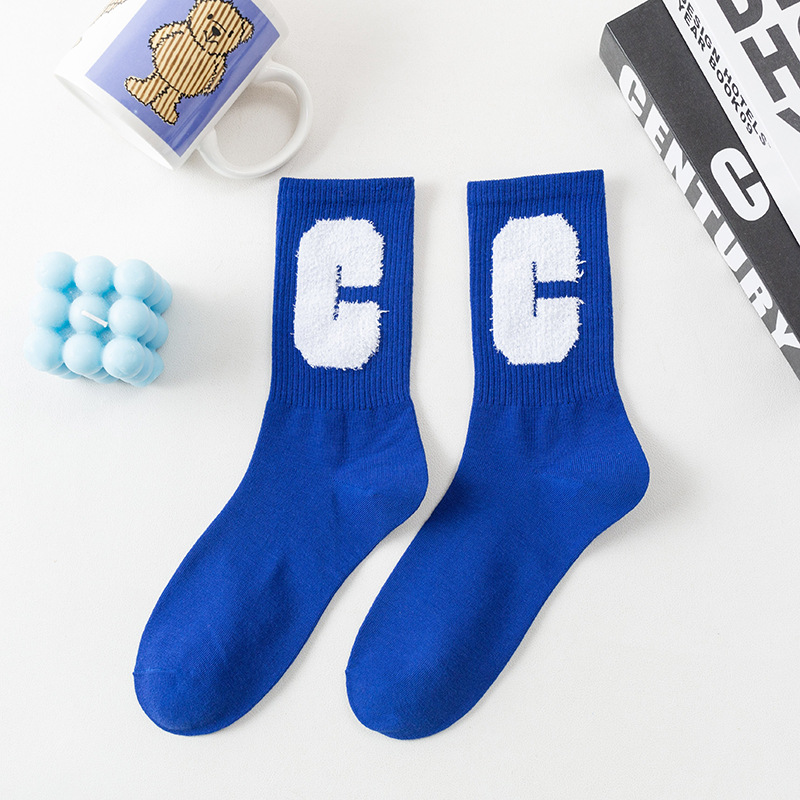 Calcetines de algodón de color puro de otoño e invierno de las mujeres letra grande C estudiante femenino ins moda media pantorrilla Klein azul abajo hilo calcetines de cara sonriente
