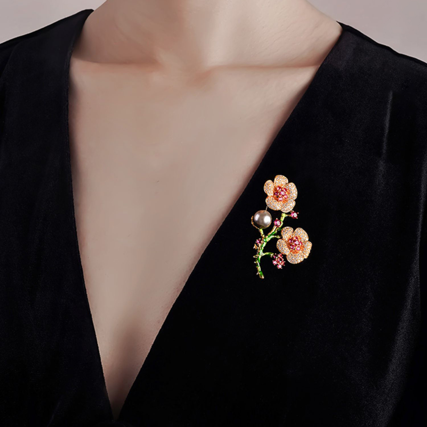 Spilla gioiello perla fiore di pesco, elegante spilla floreale_voghion.com