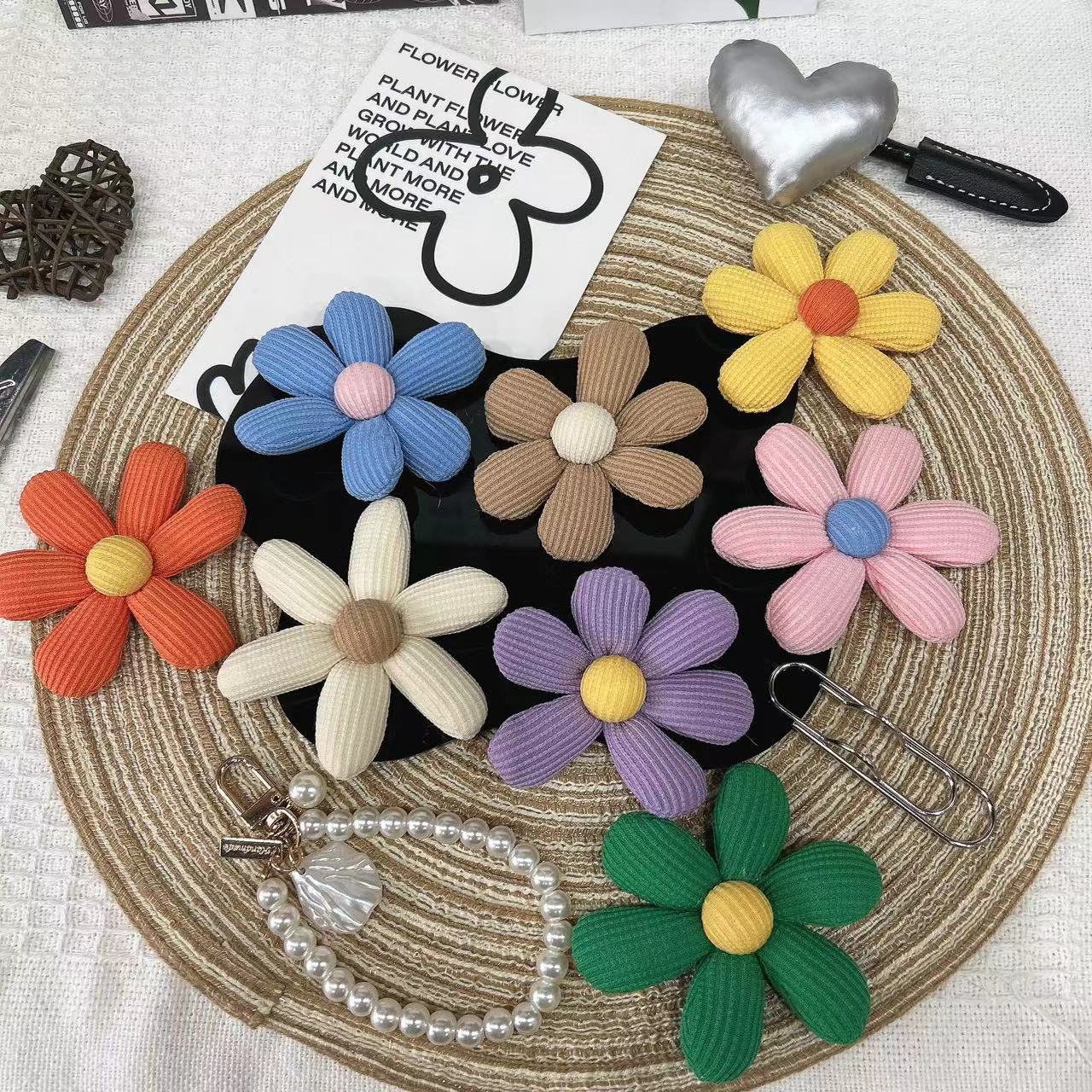 トウモロコシの粒の七色のかわいい花の部品のDIYは綿の6弁の花の頭飾りの部品のブローチの部品の卸売りを詰めます。