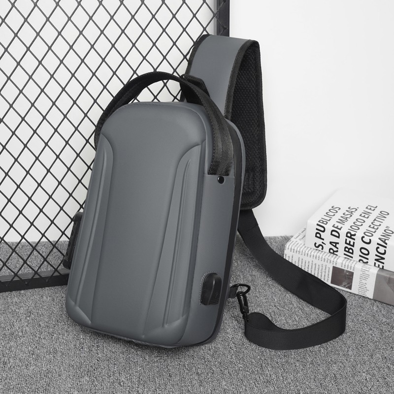 跨境機車男士胸包 戶外硬殼潮流簡約斜挎包 多功能休閒輕便單肩包