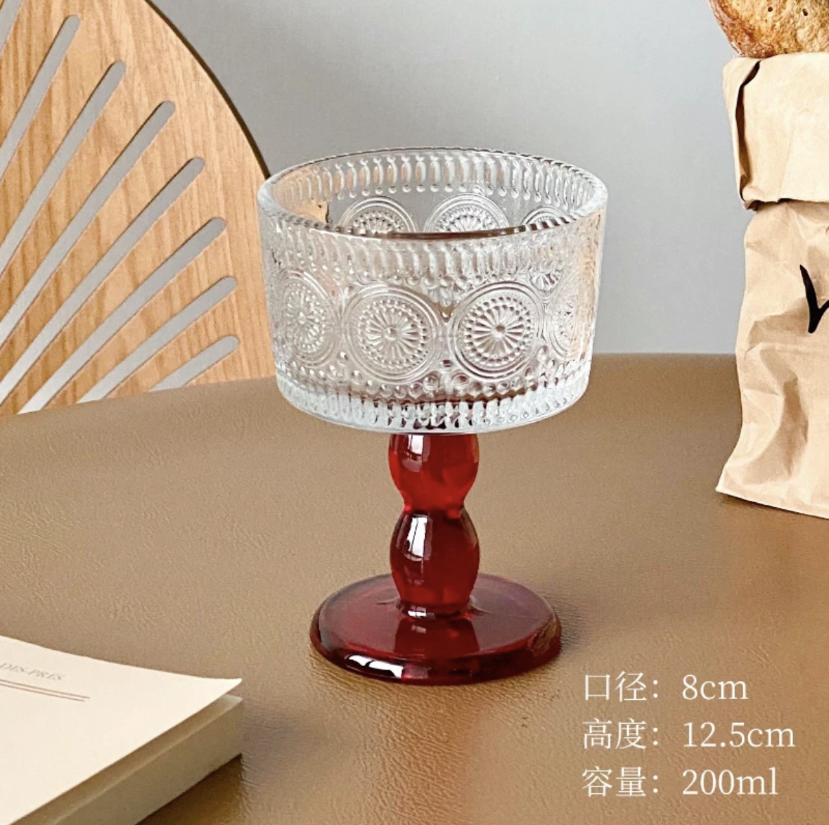 붉은 베고니아 꽃 키가 큰 다리