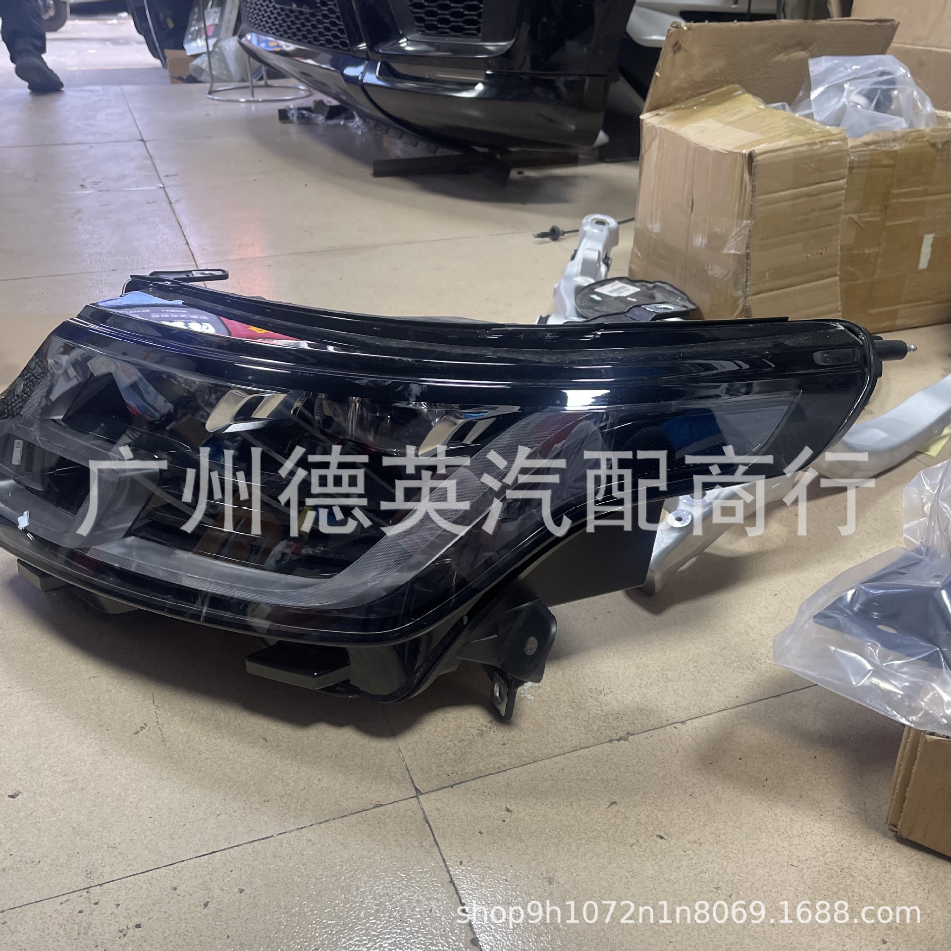 Suitable for Land Rover Range Rover Executive L405 2018-2022, Left and Right Front Headlights, Two Eyes, Chinese Standard Version
