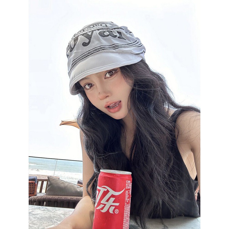 派手な街のクール感は、バッグの帽子insを着て、夏の日焼け止めのアヒルの舌の帽子のベレーの女性を通気します。|undefined