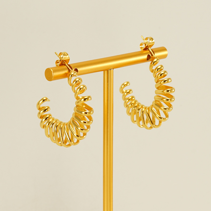 Cruz-frontera europea y americana nueva primavera de acero inoxidable pendientes de las mujeres de diseño hueco anillo de acero de titanio pendientes en stock al por mayor