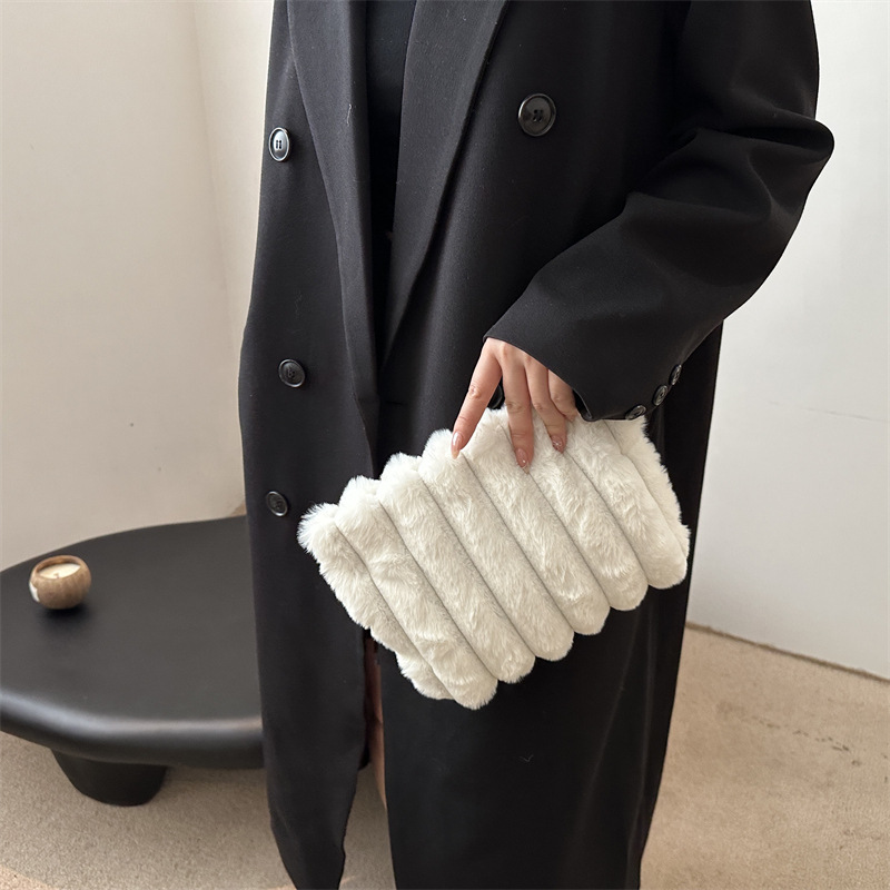 Otoño y invierno nicho versátil nuevo peluche 2024 nuevo este año popular bolso de cambio bolso de mano bolso de mujer