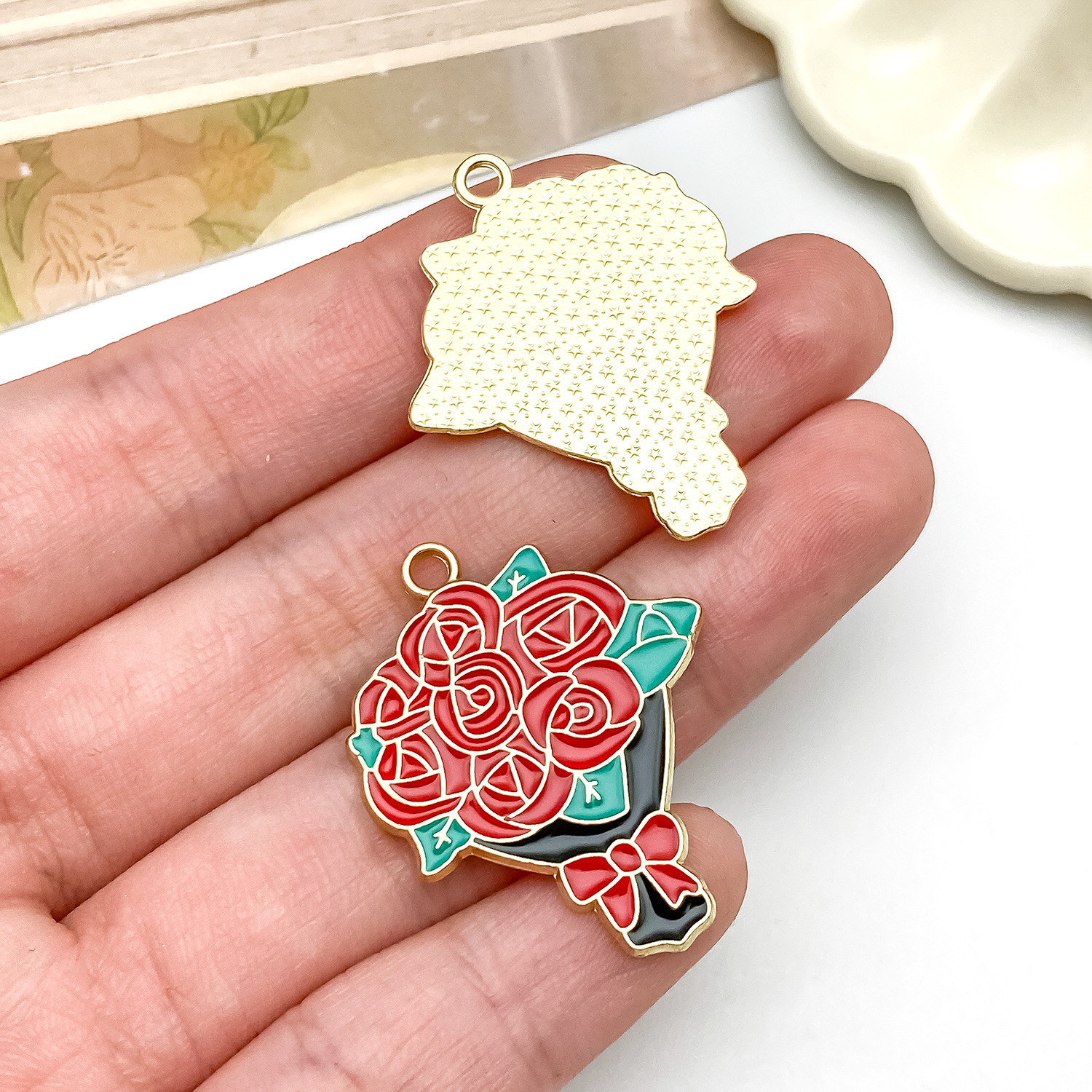 22044-YP-红色kc滴油锌合金玫瑰手捧花31x25mm