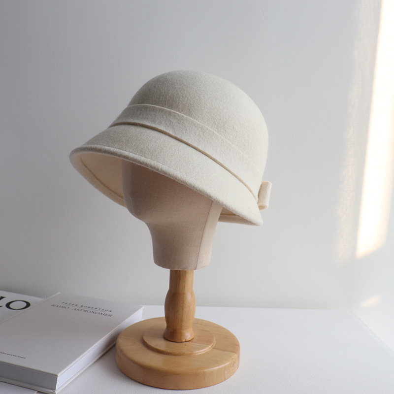 Estilo francés poco Hepburn frente Largo trasero corto arco sombrero de lana pescador cuenca sombrero blanco crema pequeño ala sombrero femenino
