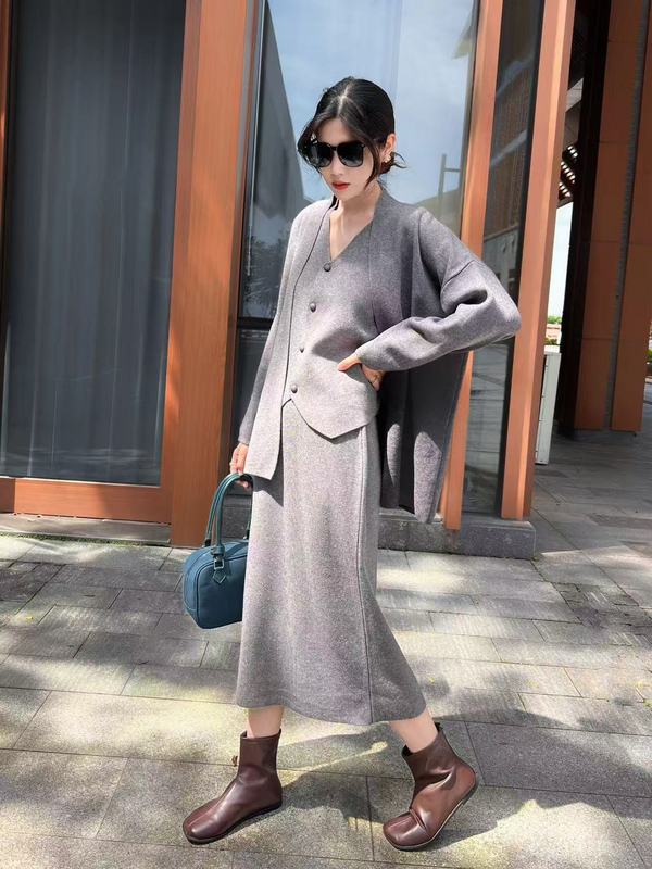 外贸秋冬款女士纯色修身毛衣开衫V领马甲套装针织半身裙三件套装|undefined