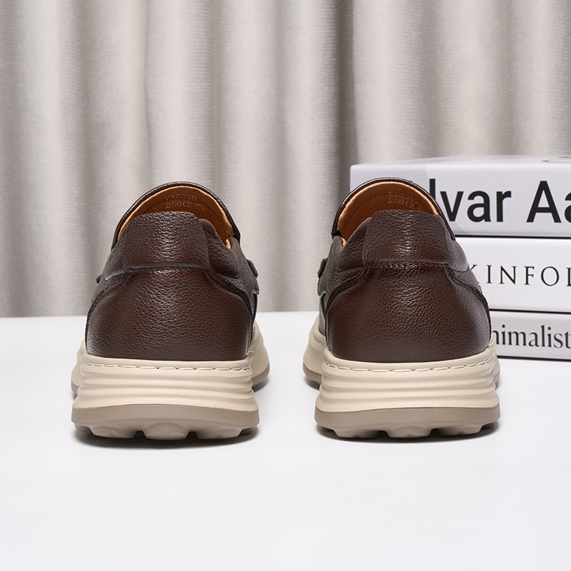 Lightweight and comfortable men's leather shoes with genuine top-layer leather, thick soles, shock absorption, ultra-soft, wide heads, and hand-stitched seams.