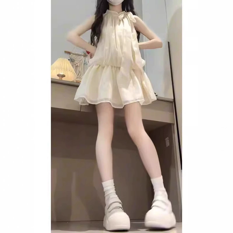 Женское платье без рукавов с бретельками на шее и абрикосовым цветом во французском стиле, новое короткое платье с завышенной талией для отпуска лета 2025 года.