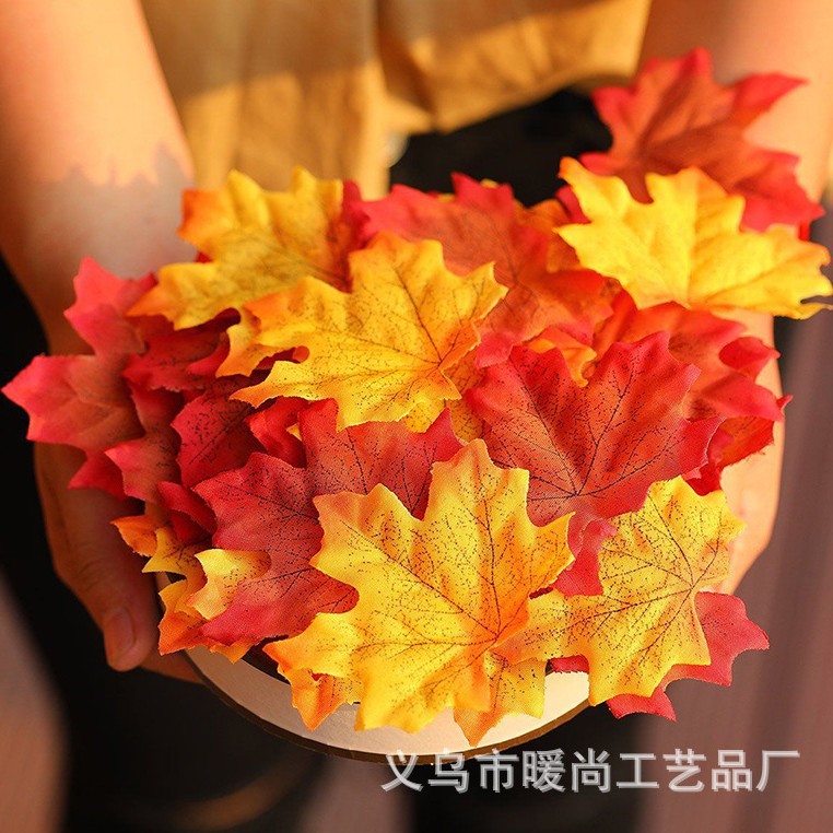 En stock Amazon transfronteriza caliente 8cm simulación hoja de arce planta 100 unids un paquete de accesorios de la escena de la foto de la boda