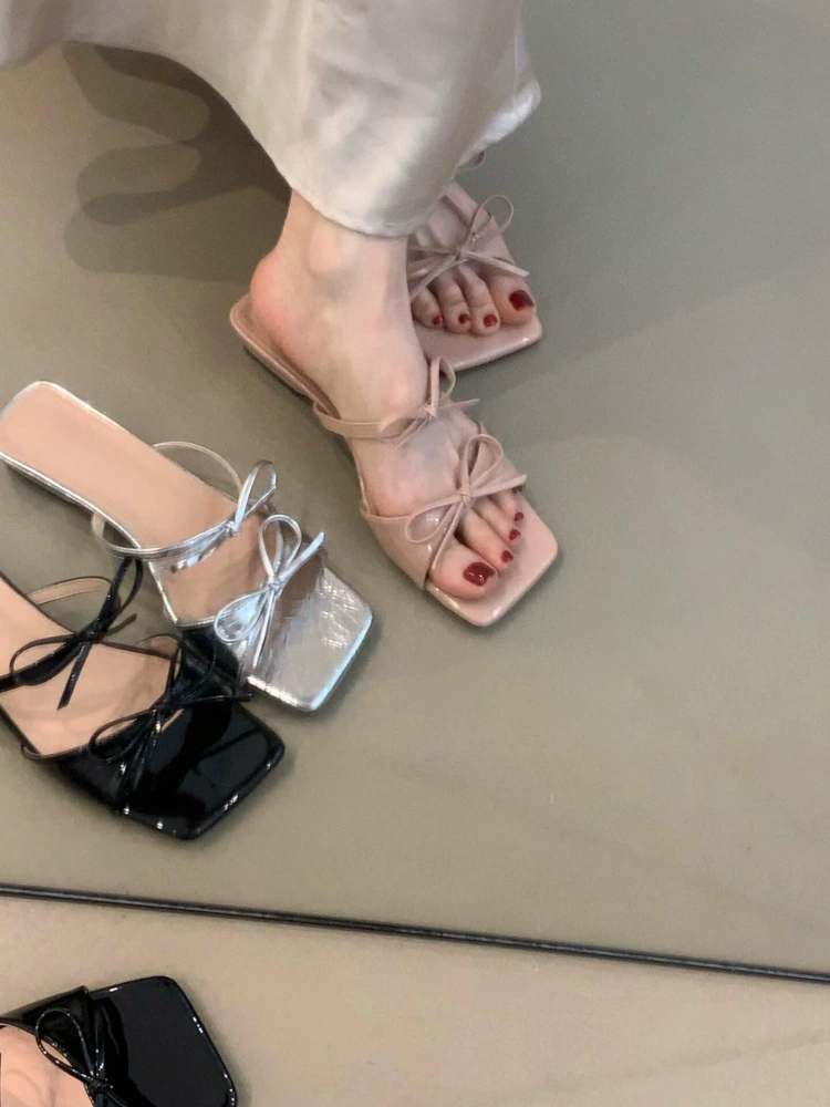 Босоножки из овчины, новая французская ретро-модель 2025 года, квадратный носок, высокий каблук, красивый носок, летняя обувь.