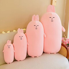 爆発的なピンクのウサギの長いバーは枕のベッドの上で足のぬいぐるみの女の子のプレゼントの子供のプレゼントの卸売りを挟みます。