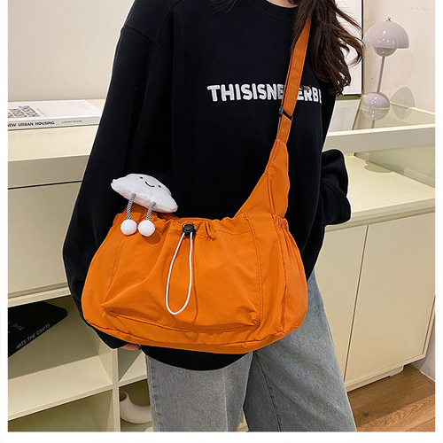 Fashionable lightweight nylon bag design fabric crossbody bag for women, trendy and versatile, simple shoulder bag.