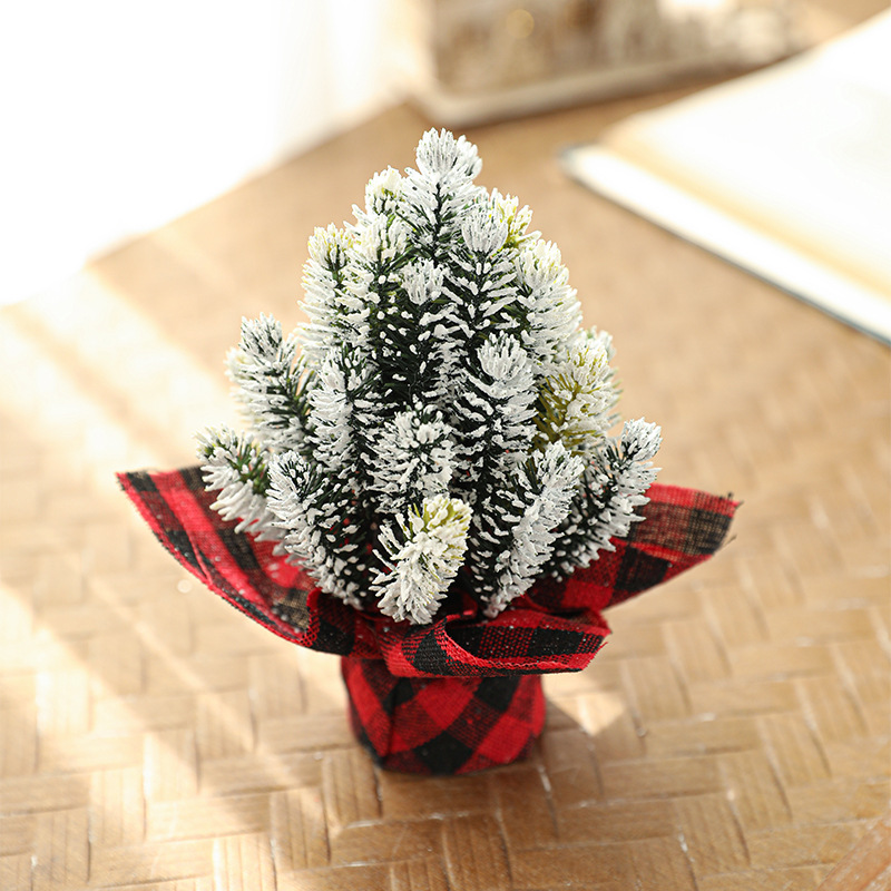 Plástico 13CM mini árbol de Navidad de escritorio verde cinturón de nieve cubierto de tela pequeña decoración de Navidad