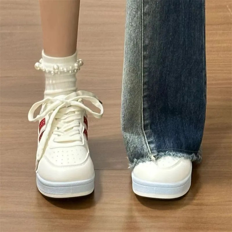 Zhao Lu Si con los zapatos de pan coreano de otoño 2025 nuevo campus universal zapatos blancos pequeños zapatos de skate casuales para mujeres