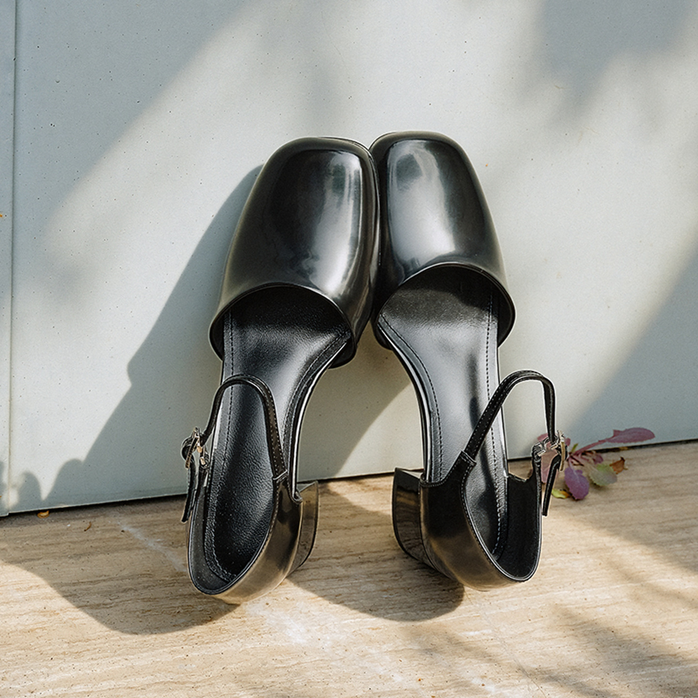 Giày sandal cao gót nữ quai ngang mũi vuông gót 5 cm — màu nâu