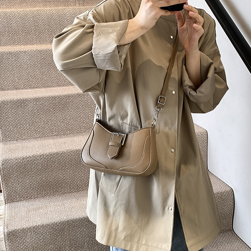 2024 nuevo bolso femenino verano Sen Meng retro chica caliente bolso de axila textura bolso de luna nueva bolso de mensajero de un solo hombro marea