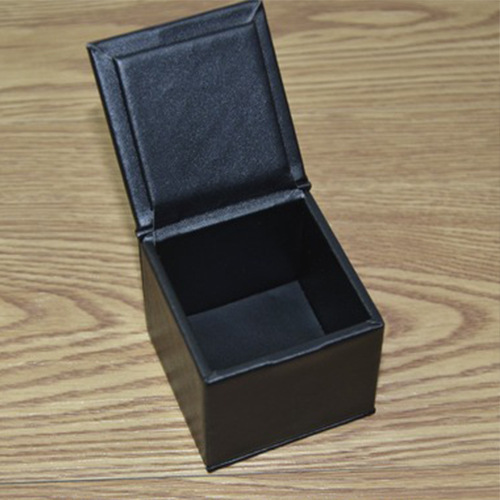 뚜껑이있는 사탕 상자