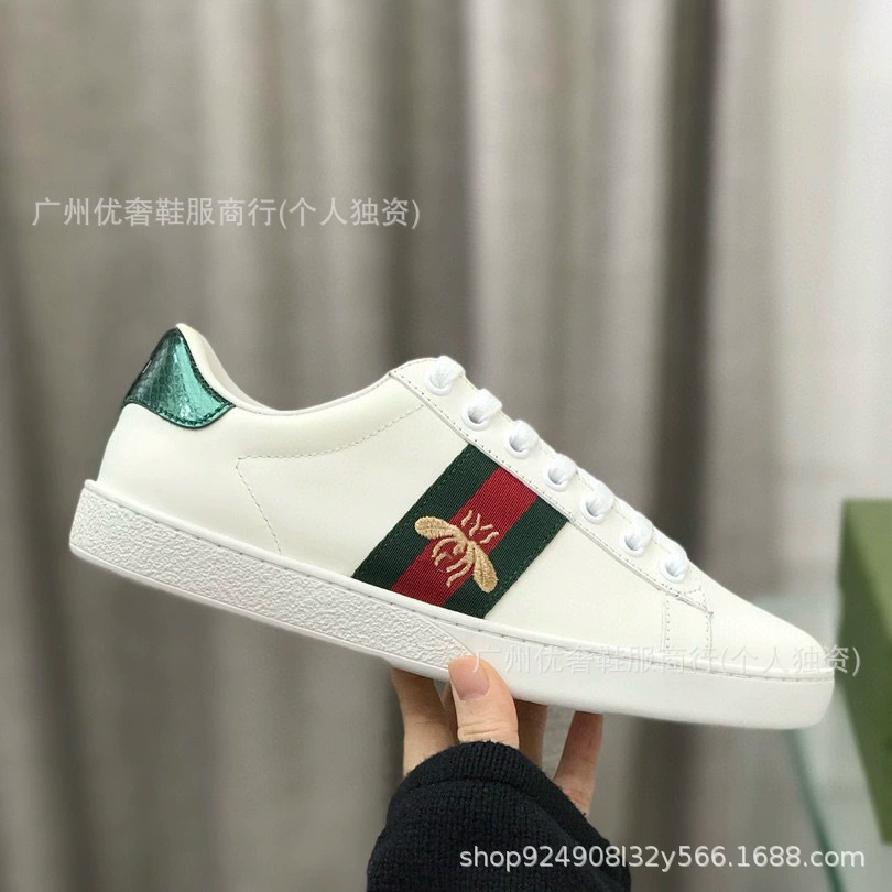 Маленькие белые туфли с вышивкой и принтом на дому 2025 года