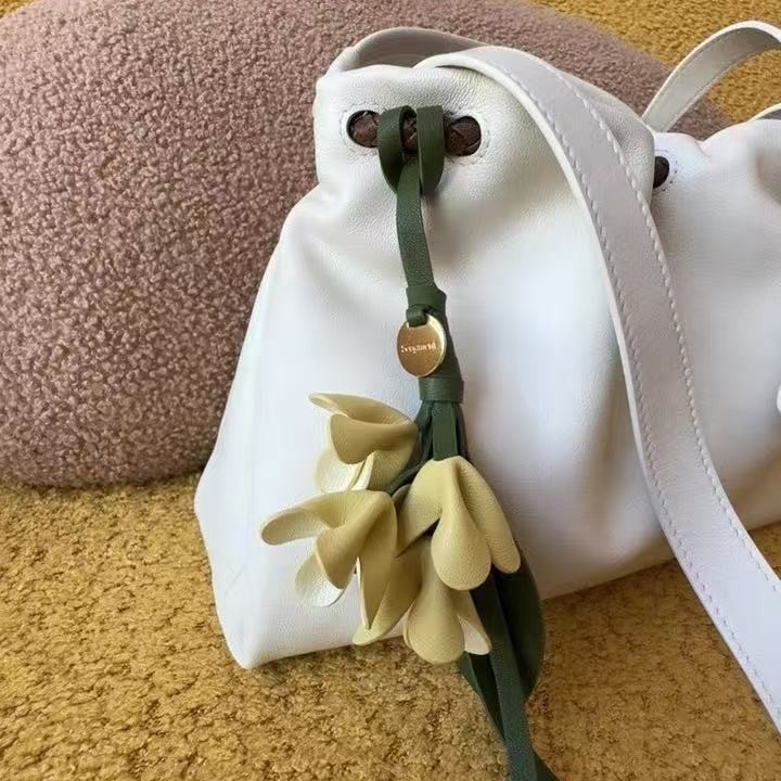 Bajo la montaña Songmont, hay un colgante de osmanthus dorado recogido de pino, colgante de bolso de estilo nacional, accesorios de moda de diseñador, nuevo estilo chino