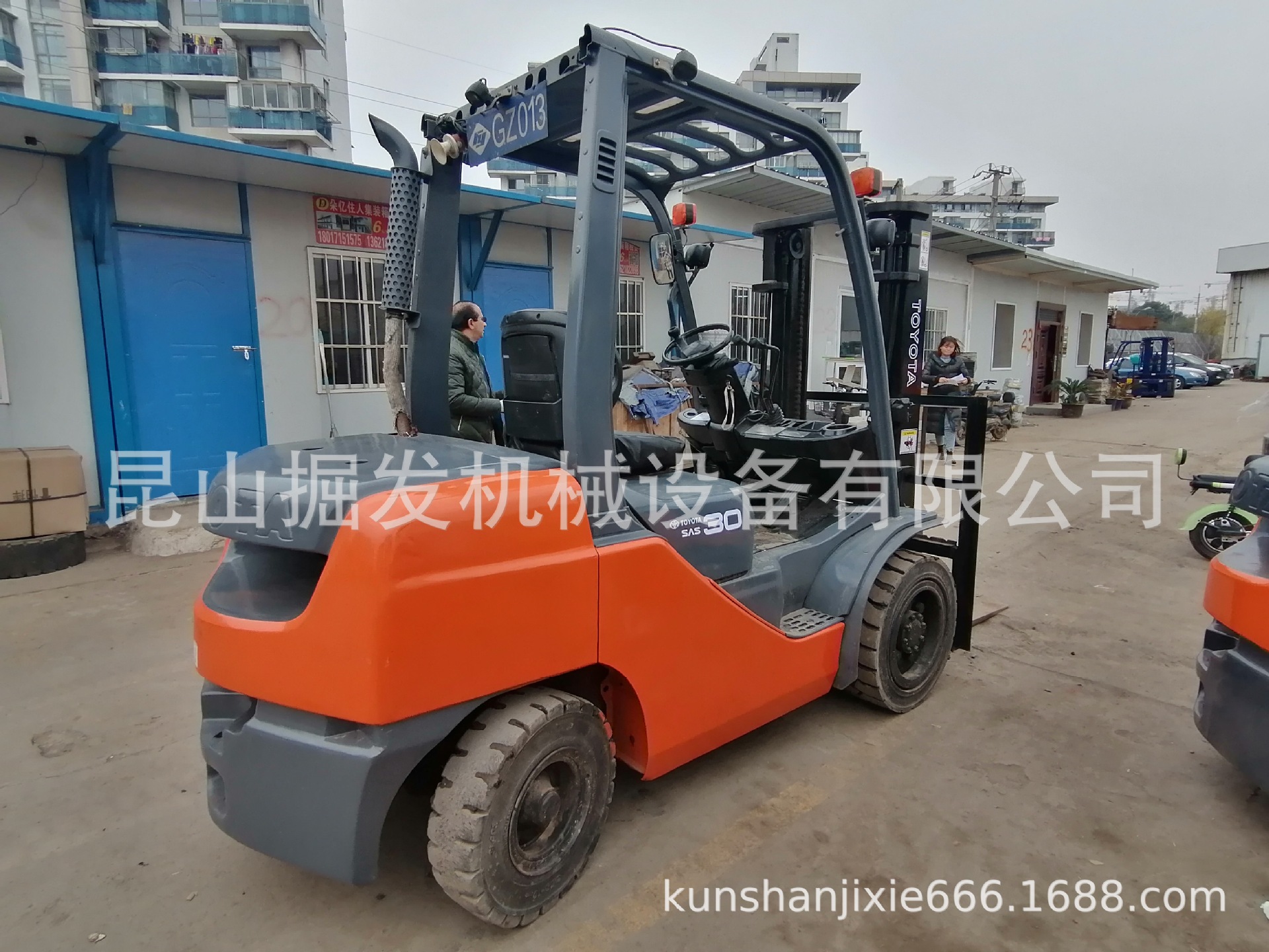 丰田3吨叉车 集装箱叉车 3节门架带侧移 升高4.5米