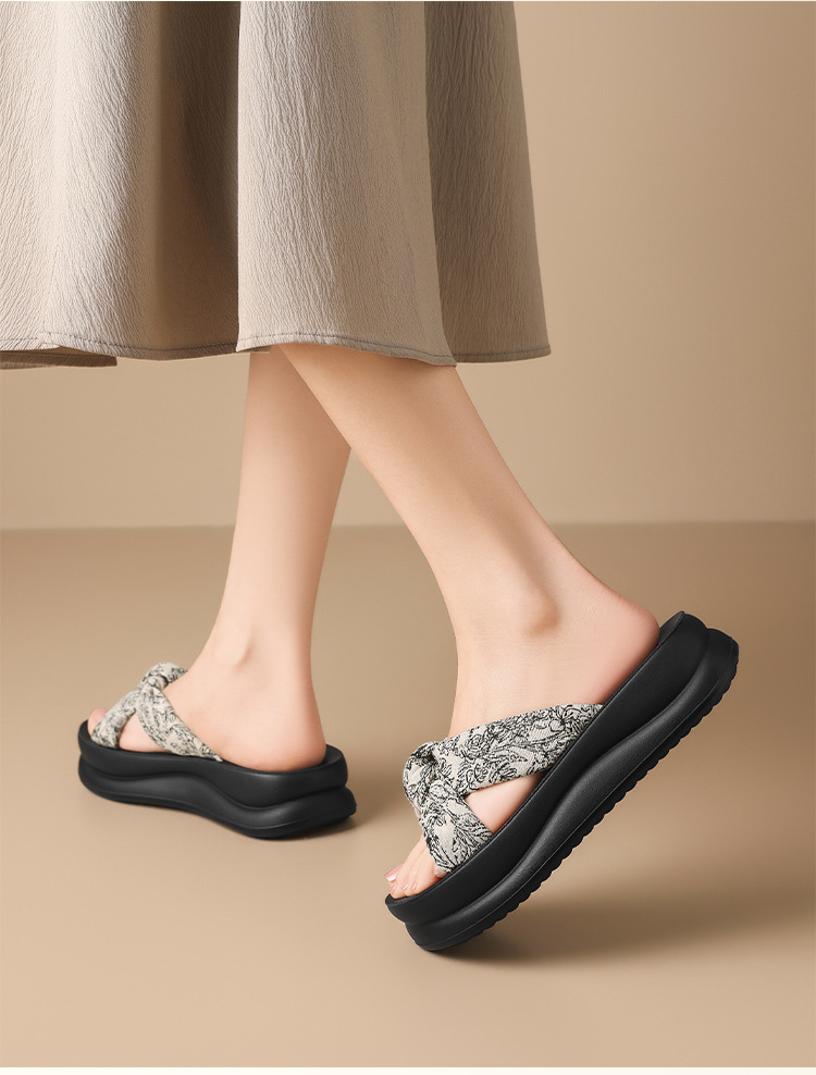 Dép sandal nữ quai chữ V đế dày phong cách hoa văn nổi — QE60 mét trắng chi tiết 4