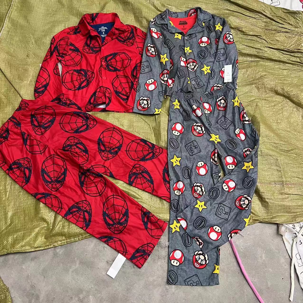 Europa y América de una sola cola de un solo medio y grandes niños desgaste del hogar de los hombres de la hebilla delantera pantalones de manga larga de 2 piezas conjunto de caballería Mao traje