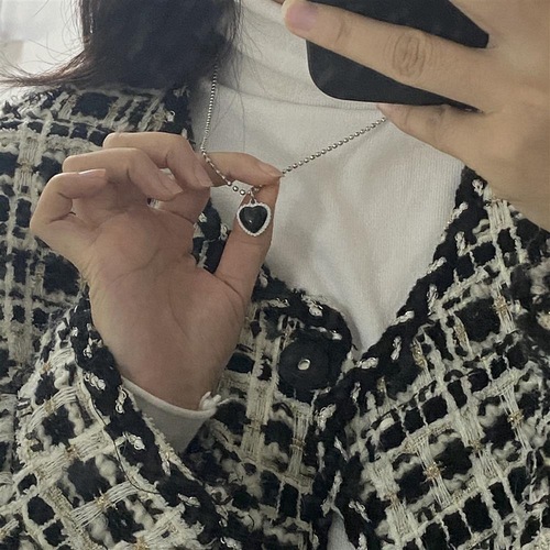 Japanese and Korean Ins New Product Pendant Necklace, Black Heart Alloy Necklace for Women, Simple and Elegant Personality Sweater Chain