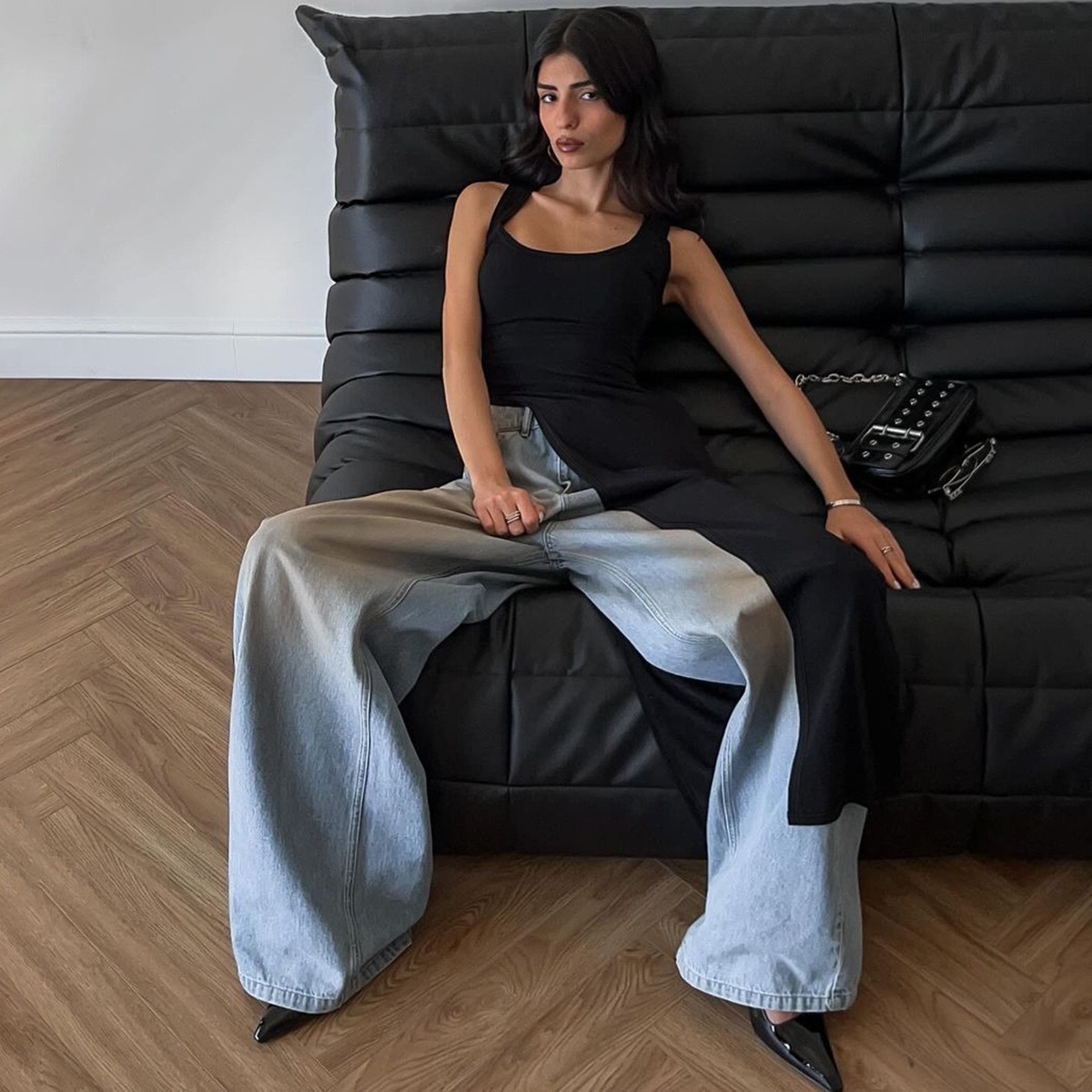 2024 verano nuevo estilo transfronterizo de estilo europeo y americano ropa de mujer de color sólido delgada personalidad de moda de diseño de cuello en U camiseta para mujeres