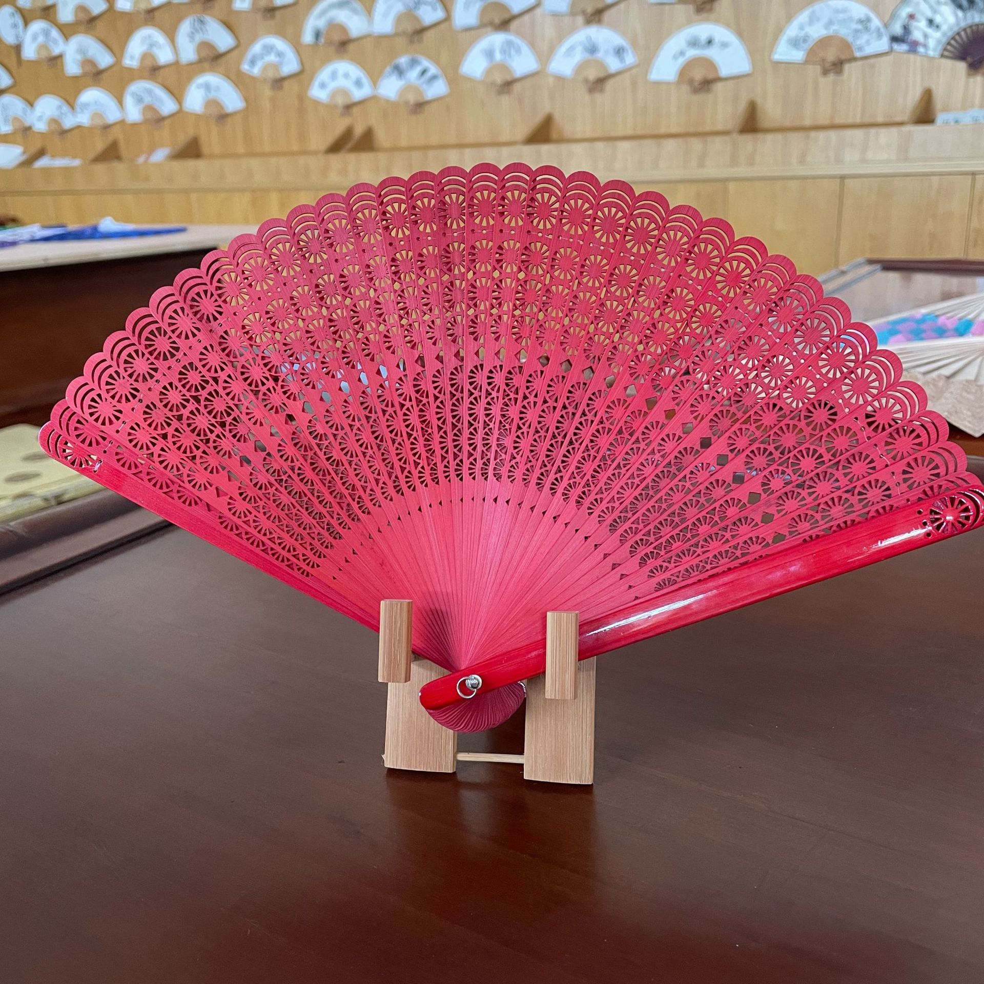 Estilo chino moda nacional de bambú hueco plegable completo ventilador de bambú ventilador de regalo de estilo europeo estilo antiguo hanfu plegable ventilador en stock al por mayor