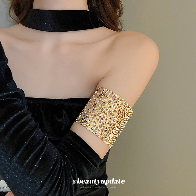 Pulsera tejida hueca europea y americana de estilo explosivo, brazalete de mujer de lujo ligero, pulsera de temperamento de alta gama, novia, el mismo estilo, joyería atmosférica