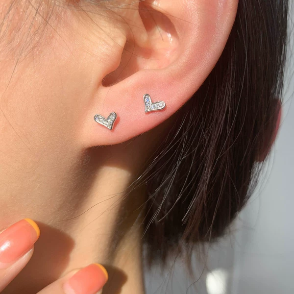 Platinum earrings, 1143 carat white gold