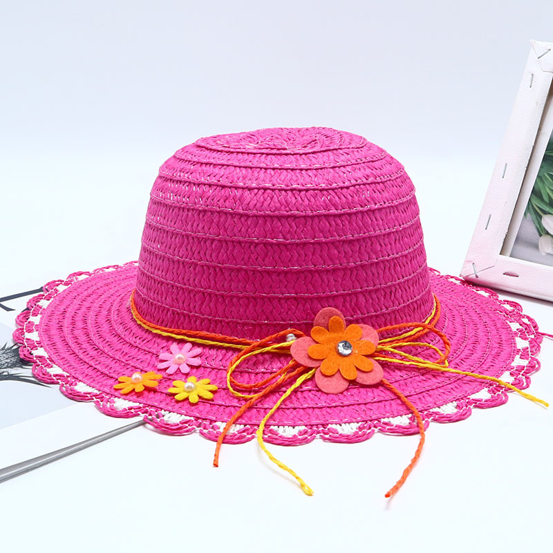 가장자리에 세 개의 작은 장미 꽃이 추가되었습니다.