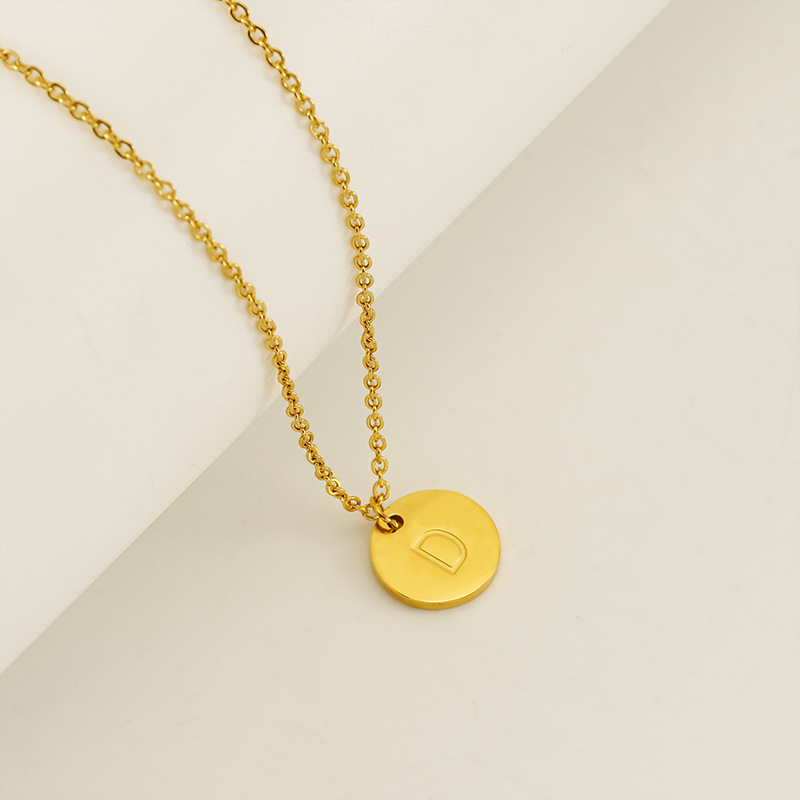 Europa y los Estados Unidos venta caliente alta sensación de colgante de letras de acero inoxidable collar de oro de acero titanio inglés al por mayor cadena clavícula