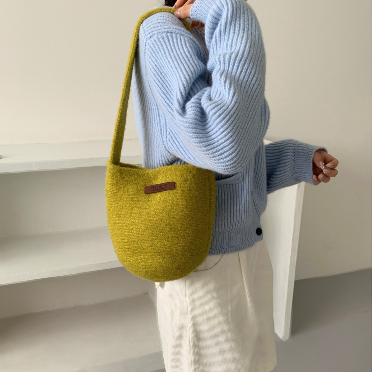 Unique design, solid-color shoulder bag, women's autumn/winter casual and versatile tote bag, leather label style, knitted yarn underarm bag