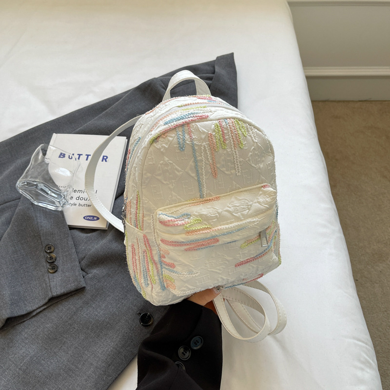 Mochila para viajes de niñas, hermosa mujer universitaria minimalista, rayas de color, mochila de moda de primavera.