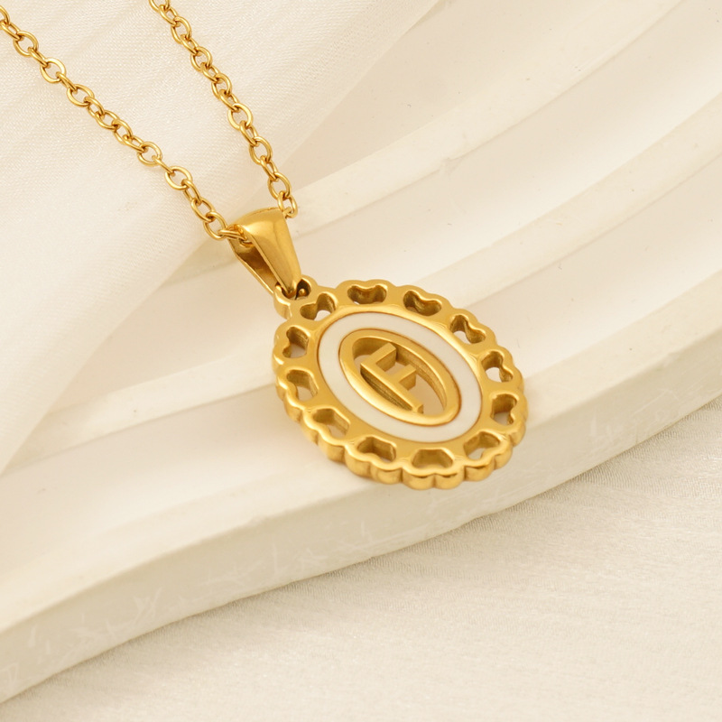 Europa y América titanio amor hueco colgante de letras para mujeres Amazon estilo universal simple collar de letras oval para mujeres