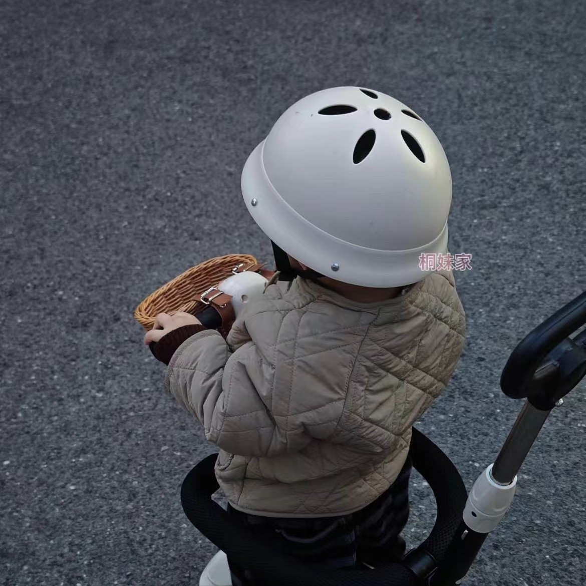 Children's Bicycle Helmet Ultra-Light Boys and Girls Cycling Balance Wheel Skating Professional Protective Gear Safety Helmet 3 to 6 Years Old
