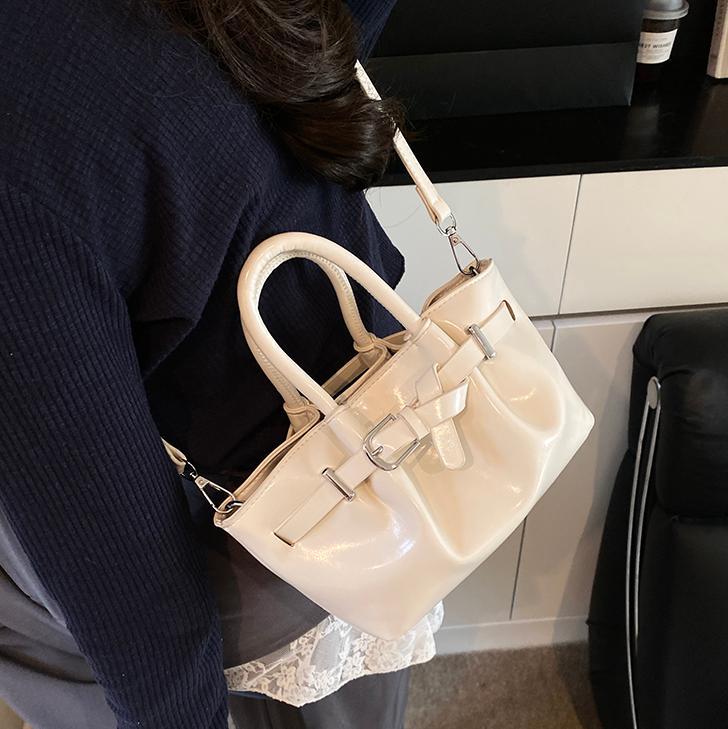 Bolsa de cubo de moda coreana 2025, nueva bolsa de hombro de moda nicho, alta sensación, bolsa de hombro de mujer.
