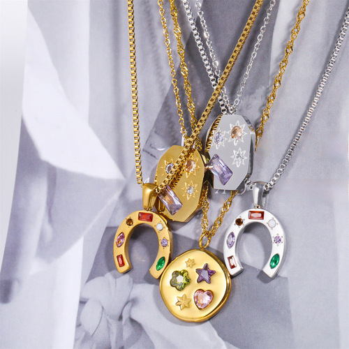 European and American U-shaped kaleidoscope necklace, horseshoe lucky symbol embedded zircon pendant, titanium steel fashionable choker, color-retaining gold-plated