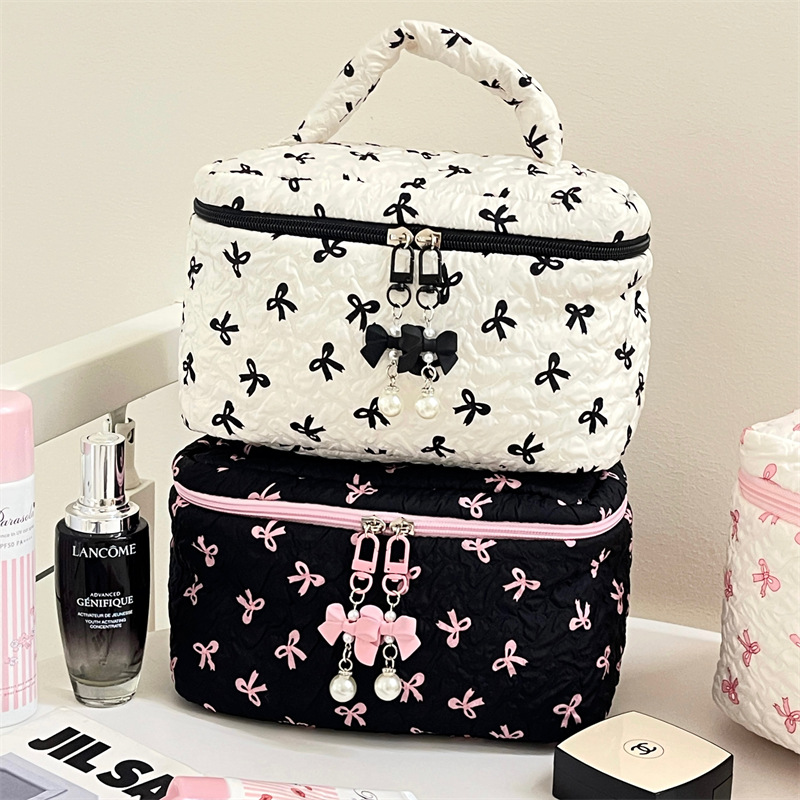 Nueva bolsa de almacenamiento de dormitorio de estudiantes de nicho de arco de maquillaje portátil de gran capacidad para salir a lavar