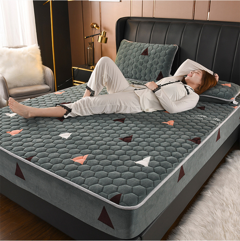 Thick Milk Velvet Quilted Mattress Protector